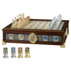 Harry Potter Quidditch wood chess set. 33X33X7 cm.