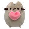 Pusheen met hartje knuffel